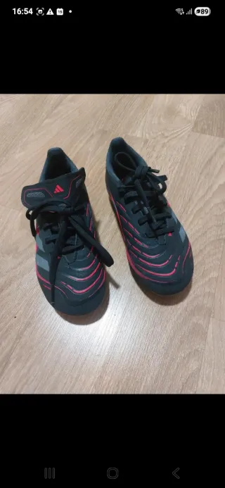 Zapatillas fútbol niño, solo dos puestas  talla 31