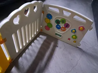 Parque infantil con panel de juegos