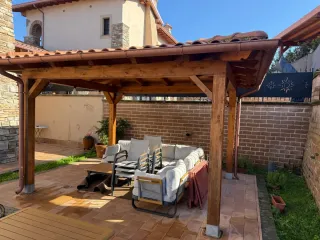 Gazebo in legno con tettoie