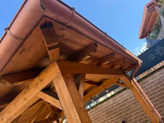 Gazebo in legno con tettoie
