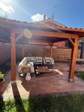 Gazebo in legno con tettoie