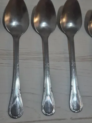 Cubiertos variados: cucharas, tenedores, cuchillos