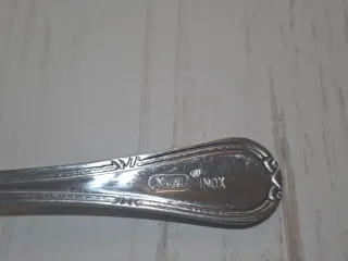 Cubiertos variados: cucharas, tenedores, cuchillos