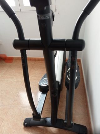 Bicicleta elíptica negra y blanca