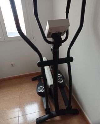 Bicicleta elíptica negra y blanca