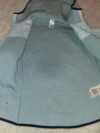 Chaqueta deportiva gris con capucha