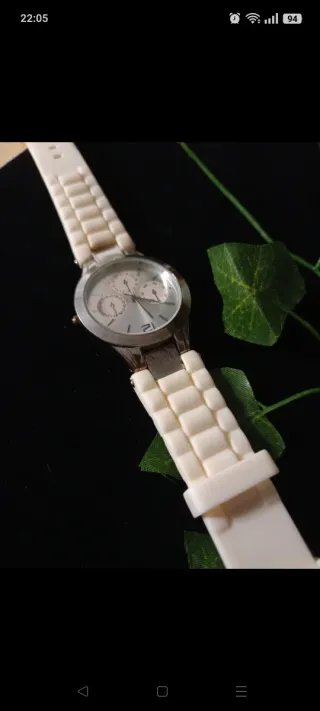 Reloj de pulsera plateado y blanco