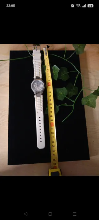 Reloj de pulsera plateado y blanco