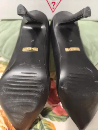 Stiletto Guess negros y dorados