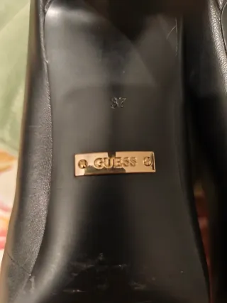 Stiletto Guess negros y dorados