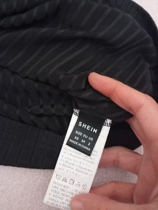 Camiseta asimétrica manga de tul con lunares