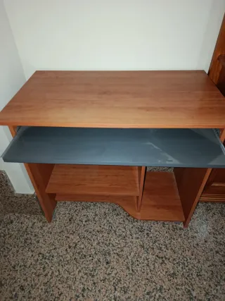 Mesa de ordenador con bandeja extraíble