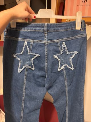 Pantalón vaquero con estrellas