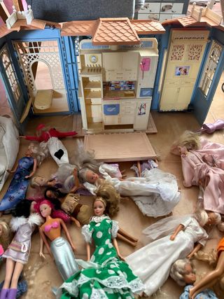 Casa delle bambole Barbie e bambole