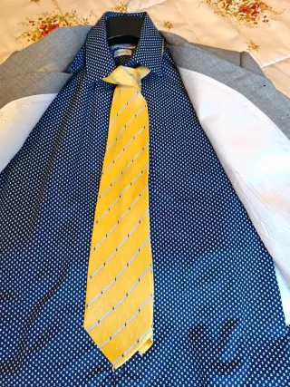 Traje  gris con chaleco camisa y corbata