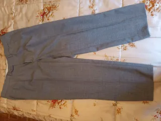 Traje  gris con chaleco camisa y corbata