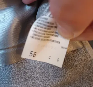 Traje  gris con chaleco camisa y corbata