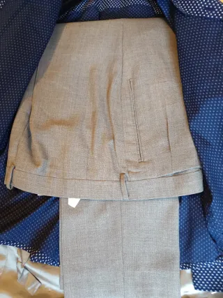 Traje  gris con chaleco camisa y corbata