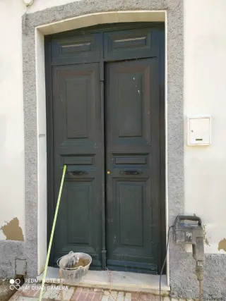 Puerta doble de metal.