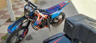 Moto Enduro Azul y Naranja