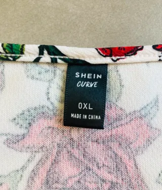 Camiseta SHEIN floral roja y blanca talla XL