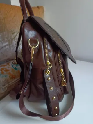 Mochila marrón con elefante grabado