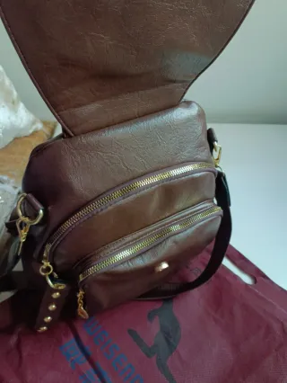 Mochila marrón con elefante grabado