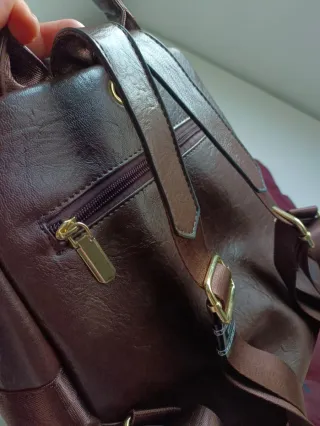 Mochila marrón con elefante grabado