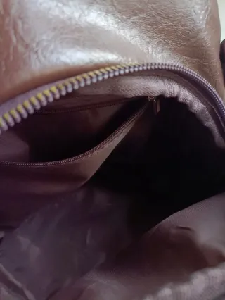 Mochila marrón con elefante grabado