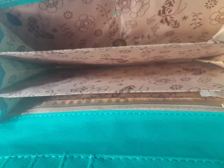 Portafoglio trapuntato verde con catena