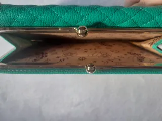 Portafoglio trapuntato verde con catena