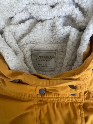 Abrigo parka mostaza Zara con forro extraíble
