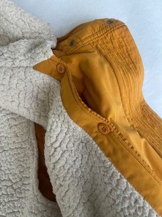 Abrigo parka mostaza Zara con forro extraíble