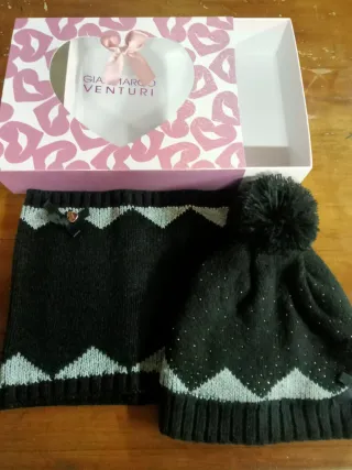 Cappello e sciarpa con pon pon e brillantini