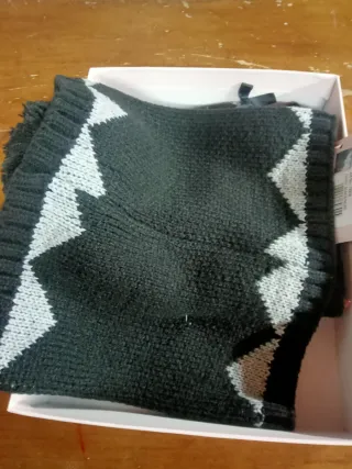 Cappello e sciarpa con pon pon e brillantini