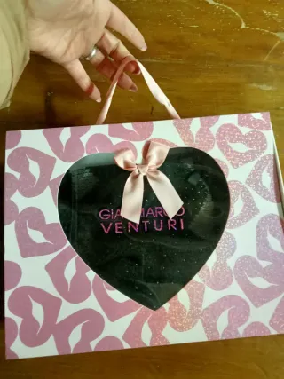 Cappello e sciarpa con pon pon e brillantini