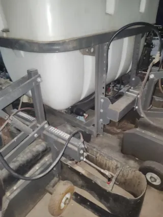 Máquina agrícola con depósito