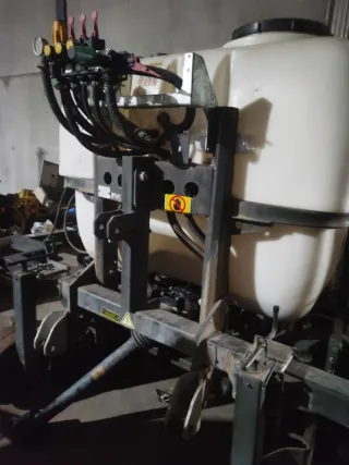 Máquina agrícola con depósito