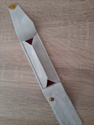 Funda super elegante gris para llavero . Leer