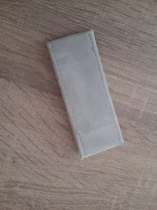 Funda super elegante gris para llavero . Leer