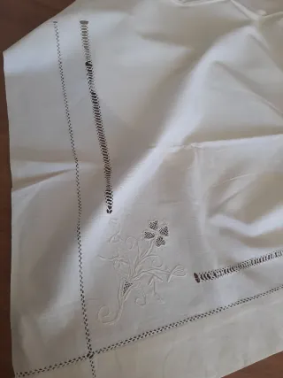 Lenzuolo antico ricamato a mano