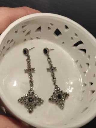 Pendientes largos plateados con piedras negras