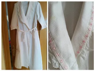 Bata blanca hecha a mano con detalles rosas