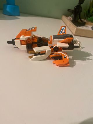 Nave espacial naranja LEGO