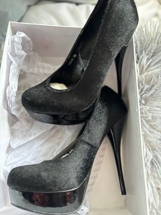 Zapatos de tacón negros con terciopelo