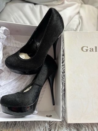 Zapatos de tacón negros con terciopelo