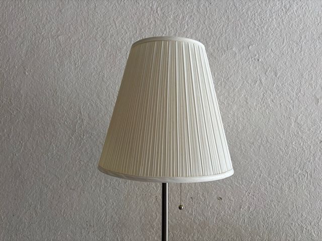 Lámpara de pie IKEA ÅRSTID niquelada