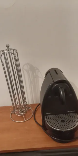 Cafetera Krups y portacápsulas