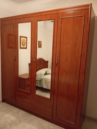 Armario de madera con espejo
