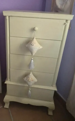 Mesilla y cómoda juvenil de madera